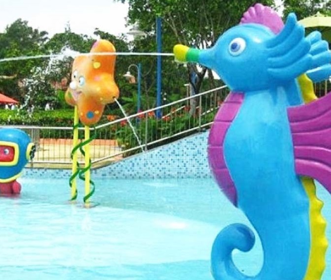 Cá ngựa phun nước bể bơi